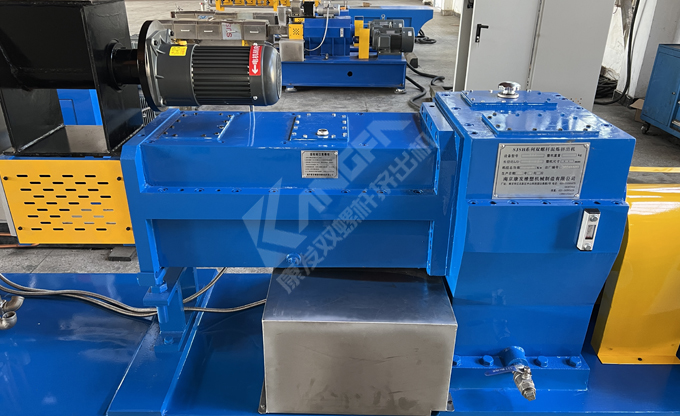 新年伊始，康發(fā)雙螺桿造粒機成功裝車發(fā)貨，助力客戶生產效率再上新臺階