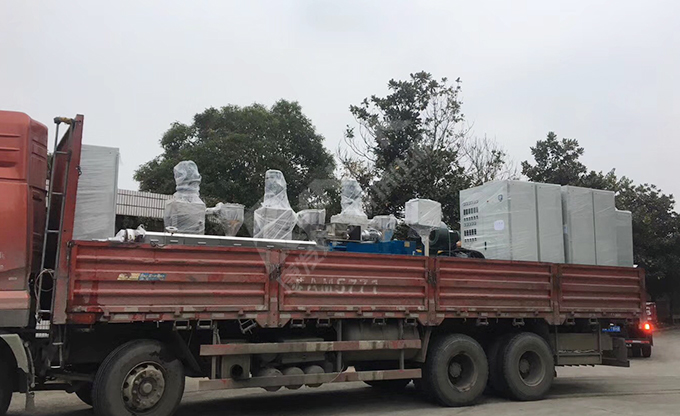 新年伊始，康發(fā)雙螺桿造粒機成功裝車發(fā)貨，助力客戶生產效率再上新臺階