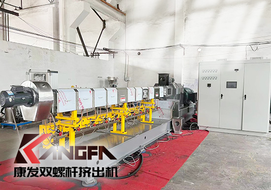 廢塑料高容積熔融定制型設備——康發(fā)雙螺桿造粒機出品