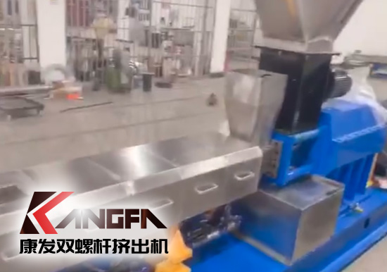 “中國制造”尋求挖掘更大的非洲需求！JSH-65型雙螺桿擠出機(jī)設(shè)備出口設(shè)備帶料試機(jī)，坐標(biāo)非洲！