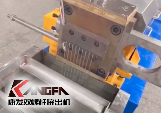 “中國制造”尋求挖掘更大的非洲需求！JSH-65型雙螺桿擠出機(jī)設(shè)備出口設(shè)備帶料試機(jī)，坐標(biāo)非洲！