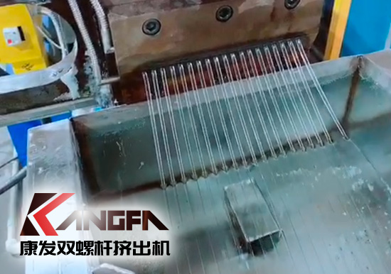 康發(fā)雙螺桿擠出機(jī)熔噴料生產(chǎn)線(xiàn)交付，每天可以為市場(chǎng)提供800萬(wàn)只口罩的原料。生產(chǎn)線(xiàn)出料均勻，不斷條！料子表面光滑，顆粒大小均勻！口罩布（熔噴布）熔脂可達(dá)1400-1600！