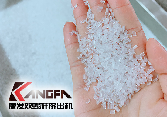 康發(fā)雙螺桿擠出機(jī)熔噴料生產(chǎn)線(xiàn)交付，每天可以為市場(chǎng)提供800萬(wàn)只口罩的原料。生產(chǎn)線(xiàn)出料均勻，不斷條！料子表面光滑，顆粒大小均勻！口罩布（熔噴布）熔脂可達(dá)1400-1600！
