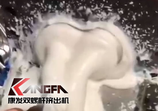 康發(fā)雙螺桿擠出設(shè)備以其過硬的產(chǎn)品技術(shù)、卓越的產(chǎn)品質(zhì)量贏得了越來越多的忠實(shí)用戶，并在競爭日趨激烈的市場獲得優(yōu)勢！