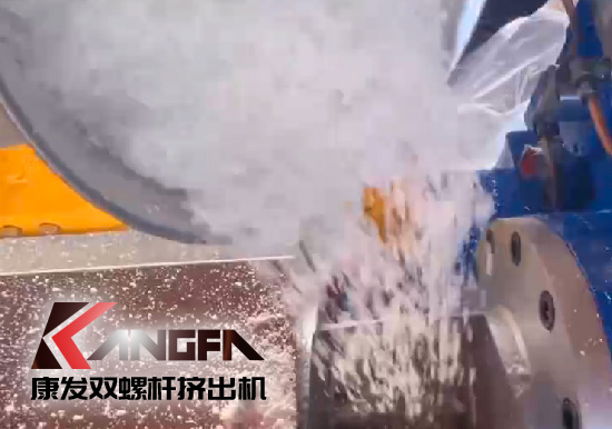 雙螺桿造粒機(jī)制造！追求品質(zhì)，精益求精！康發(fā)雙螺桿帶料試機(jī)