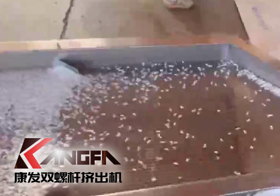 雙螺桿造粒機(jī)制造！追求品質(zhì)，精益求精！康發(fā)雙螺桿帶料試機(jī)