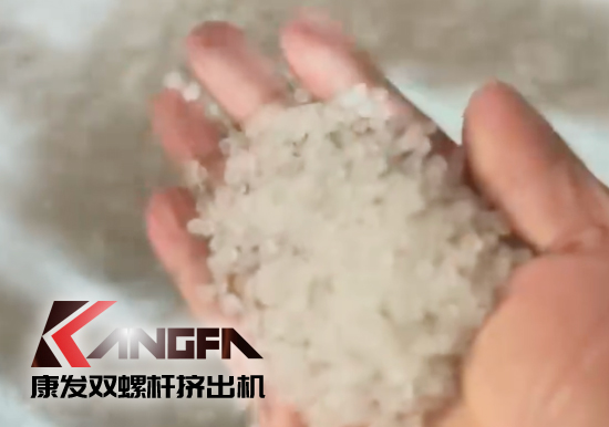 水下切粒雙螺桿擠出機機組安裝調試生產！深耕于雙螺桿擠出機行業(yè)！相信我們！您會獲取更大的利益?。?！